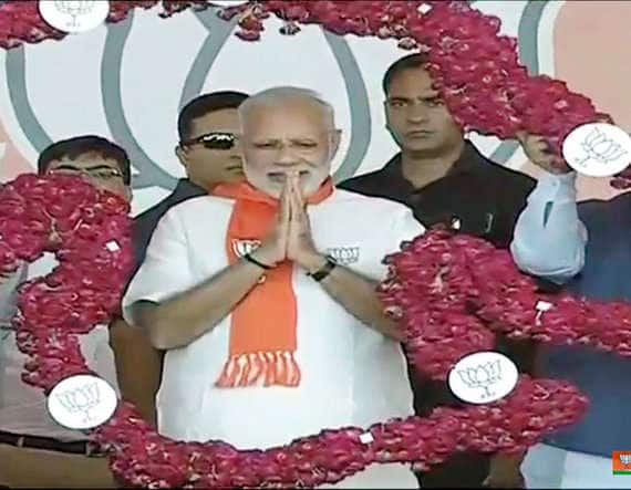 ગઈ કાલે ગુજરાત આવેલા વડાપ્રધાન નરેન્દ્ર મોદીએ ભાટ ગામ ખાતેના કાર્યક્રમમાં કહ્યું હતું કે, બોફોર્સકાંડમાં ગાંધી પરિવારને બચાવવા માધવસિંહ સોલંકીનો ભોગ લેવાયો. આમ કહી તેમણે ઉમેર્યું હતું કે, ભોગ લેવાનો હોય ત્યારે કોંગ્રેસ ગુજરાતને આગળ કરે છે. 