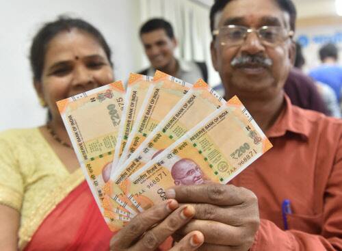  ટાટા કમ્યુનિકેશન પેમેન્ટ સોલ્યુશન્સના CEO સંજીવ પટેલ જણાવે છે કે, માત્ર 200ની જ નહીં, દરેક નોટની અત્યારે તંગી છે. ATM ઓપરેટર્સને તેમની જરુરનું 50 ટકા કેશ જ મળે છે. નોટબંધી પછી બેન્કોને પણ માત્ર 60-70% કેશ સપ્લાય કરવામાં આવે છે.