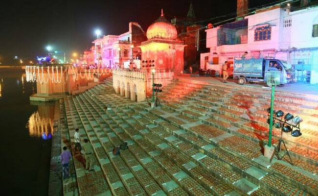  આ અવસર પર સરયૂ ઘાટ પર અંદાજે 1.75 લાખ દિવડા પ્રગાટવવામાં આવશે. ઉપરાંત આજે અહીં લેઝર શો ઉપરાં રામલીલાનું આયોજન પણ થશે જેના માટે થાઈલેન્ડ અને શ્રીલંકાથી કલાકાર અહીં આવી પહોંચ્યા છે. આ અવસર પર મુખ્યમંત્રી યોગી આદિત્યનાથ અયોધ્યા માટે અનેક યોજનાઓની પણ શરૂઆત કરશે. કહેવાય છે કે, ત્રેતા યુગમાં 14 વર્ષના વનવાસ બાદ લંકા વિજય કરીને અયોધ્યા પરત ફરેલ ભગવામ રામનું જોરદાર સ્વાગત કરવામાં આવ્યું હતું અને રામની નગરીને દિવાઓથી સજાવવામાં આવી હતી.