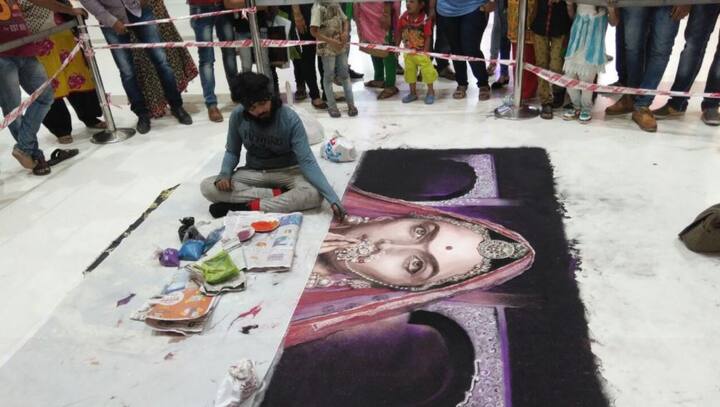 નવી દિલ્લી: સંજય લીલા ભંણસાલીની ફિલ્મ પદ્માવતી શૂટિંગના શરૂઆતથીજ વિવાદોમાં રહી છે. આ ફિલ્મ ડિસેમ્બરમાં રીલીઝ થવાની છે. ત્યારે વિવાદ ખતમ થવા નામજ નથી લઈ રહ્યો.