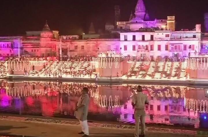 મુખ્યમંત્રી યોગીએ સરયૂ નદી કિનારે પહોંચી આરતી કરી હતી. અહીં લોકોએ 1 લાખ 87 હજાર 213 દિવા પ્રગડાવી એક નવો વિશ્વ વિક્રમ બનાવી દીધો છે. આયોજકોએ આ જાણકારી આપતા કહ્યું કે છેલ્લો રેકોર્ડ 1 લાખ 50 હજાર 9 દિવાનો હતો. 