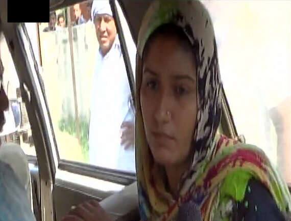 હાલ પોલીસ પૂછપરછ અને નિવેદન માટે લતાને પોતાની સાથે લઈ ગઈ છે. હર્ષિતા અને લતાના માતા-પિતાની મોત થઈ ગઈ છે. હુમલાખોરોએ 4 ગોળી મારીને મંગળવારે હર્ષિતાની હત્યા કરી હતી. ઘટના સમયે હર્ષિતાની સાથે તેના કેટલાંક મિત્રો પણ હતા, જેને હુમલાખોરોએ ગાડીમાંથી ઉતારી દીધા હતા. 