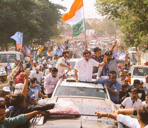 તાજેતરમાં સાત લાખ પેજપ્રમુખના સંમેલન માટે અમદાવાદ આવેલાં અમિત શાહની પાટીદાર કોર કમિટીના પ્રમુખ સી.કે.પટેલ અને સીદસરના અગ્રણી જયરામ પટેલની બેઠક મળી હતી. આ બેઠકમાં એવી રજૂઆત કરાઇ હતી કે, ગુજરાત સવર્ણ આયોગમાં રૂપિયા ૬૦૦ કરોડના પેકેજથી કામ નહી ચાલે, વધુ રકમ આપવી જોઇએ.