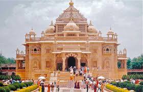 આ નિમિત્તે ગાંધીનગર ખાતે અક્ષરધામ પરિસરમાં રજતજયંતી વર્ષ ઉજવાઈ રહ્યું છે. પ્રમુખસ્વામી મહારાજના પૂર્વગામી યોગીજી મહારાજે કરેલા સંકલ્પને પૂજ્ય પ્રમુખસ્વામી મહારાજે સન 1992માં અક્ષરધામનું સર્જન કરીને સાકાર કર્યો હતો. 2 નવેમ્બરે પૂજ્ય પ્રમુખસ્વામી મહારાજના હસ્તે અક્ષરધામનું ઉદ્‌ઘાટન થયું હતું.