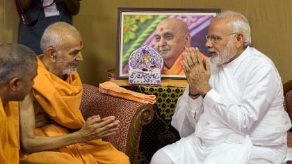 ગુજરાતમાં પાટીદાર સમાજ ભાજપથી નારાજ છે. બોચાસણવાસી અક્ષર પુરૂષોત્તમ સંસ્થા (બીએપીએસ) એટલે કે સ્વામિનારાયણ સંપ્રદાયના અનુયાયીઓમાં પાટીદારોની સંખ્યા મોટા પ્રમાણમાં છે. અક્ષરધામના કાર્યક્રમમાં હાજરી આપીને મોદી પાટીદારો સાથેનો પોતાના ગાઢ સંબંધની યાદ તાજી કરવા માગે છે.
