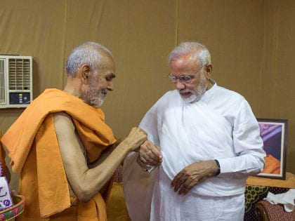 સ્વામિનારાયણ સંપ્રદાયનો પ્રભાવ ઉત્તર ગુજરાત, સૌરાષ્ટ્ર અને મધ્ય ગુજરાતમાં વ્યાપક છે. દક્ષિણ ગુજરાતમાં સુરતમાં આ સંપ્રદાયની અસર વધારે છે તેથી મોટી તેમના કાર્યક્રમમાં હાજરી આપીને પાટીદારોનાં દિલ જીતવા પ્રયત્ન કરશે અને નારાજ પાટીદારોને ભાજપ તરફ વાળવા પ્રયાસ કરી રહ્યા છે એવું મનાય છે. 