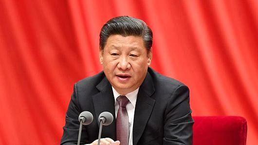બિજિંગ: ચીનના રાષ્ટ્રપતિ શી જિનપિંગે ચીનના પાડોશીઓને આશ્વાસન આપ્યું છે કે, બિજિંગ વાતચીતના માધ્યમથી પોતાના વિવાદોને ઉકેલવા માટે તૈયારે છે, પરંતુ પોતાની રણનીતીક હિતોની કિંમત પર નહીં. જિનપિંગે આ નિવેદન હાલમાં ભારત સાથે થયેલા ડોકલામ વિવાદ અને દક્ષિણ પૂર્વી સાગરમાં ચીનના વિવાદ સાથે સરખાવી રહ્યું છે.જિનપિંગે આ વાત ચીનની સત્તાધારી કમ્યુનિસ્ટ પાર્ટીની મહત્વપૂર્ણ બેઠકની શરૂઆત કરતા કહ્યું. આ બેઠક આવતા પાંચ વર્ષના બીજા કાર્યકાળની રૂપરેખા નક્કી થશે.