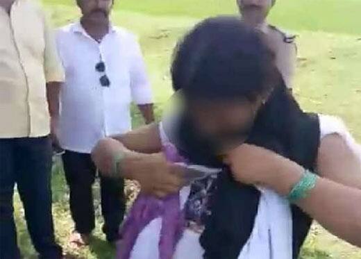 પ્રેમી યુગલ ઝડપાયા બાદ લોકો તેમની જાણકારી માંગી રહ્યા હતા. પ્રેમિકા ઓરંગાબાદ જિલ્લાની જ્યારે પ્રેમી ગયા જિલ્લાના ગામનો હોવાની વાત જણાવી હતી.