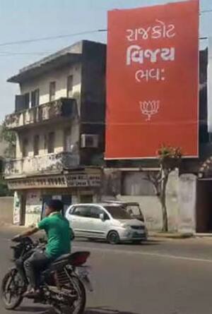 બીજી બાજુ કોંગ્રેસના દિગ્ગજ નેતા ઇન્દ્રનીલ રાજ્યગુરુ પણ આ સીટ પર વિજય રૂપાણી સામે ચૂંટણી લડશે. ત્યારે સમગ્ર વિસ્તારમાં કોંગ્રેસ અને ભાજપના પોસ્ટરો લગાવાયા છે જેના કારણે શહેરમાં પોસ્ટર યુદ્ધ છેડાયા જેવી સ્થિતિ સર્જાઇ છે.