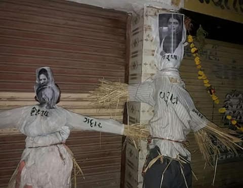 રેશમા પટેલ-વરૂણ પટેલ BJPમાં જોડાતા પાટીદારોમાં રોષ, કર્યું પૂતળા દહન રેશમા પટેલ-વરૂણ પટેલ BJPમાં જોડાતા પાટીદારોમાં રોષ, કર્યું પૂતળા દહન