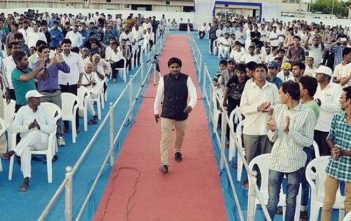 વધુમાં હાર્દિકે જણાવ્યું હતું કે, બે ત્રણ લોકોના જવાથી આંદોલનને કોઈ ફેર નહીં પડે. રેશમા અને વરૂણ પટેલ ભાજપના એજન્ટ છે. જોકે રેશમા અને વરૂણ પટેલ ભાજપમાં જોડાતા પાટીદારોમાં રોષની લાગણી જોવા મળી રહી છે. જેના કારણે ગુજરાતમાં અલગ-અલગ જગ્યાએ પૂતળા દહન કરવામાં આવ્યું હતું. 