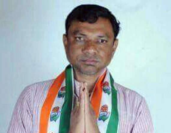 આ અંગેની વિગતો એવી છે કે, ઘોઘાવદરની પરિણીતા પ્રિયાબેન(નામ બદલ્યું છે) ગોંડલ કોંગ્રેસ પ્રમુખ મુકેશભાઈ પટેલ સામે બળાત્કારની ફરિયાદ નોંધાવી છે. તેમની ફરિયાદ છે કે, મુકેશભાઈએ પ્રિયાબેનને આર્થિક લાભ આપવાની લાલચે બળજબરીપૂર્વક શરીર સંબંધ બાંધ્યા હતા.