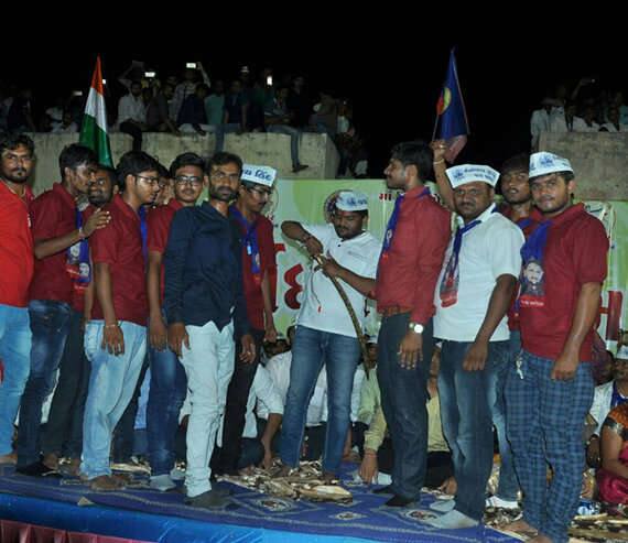  હાર્દિકે કહ્યું કે, ખેડૂતોની જમીન જતી હોય તો ટેલિકોમ કંપની ભાડુ આપે છે. તેવી જ રીતે જેટકો તરફથી પણ ખેડૂતોને માસિક રૂપિયા 5થી 7 હજાર ભાડુ મળવું જોઇએ. જો તમે એક થઇને લડત નહીં આપો તો, આવનારા દિવસોમાં જેટકોની વીજ લાઇનો નંખાતી રહેશે. તેની સાથે કંપનીઓ પણ આવતી રહેશે.