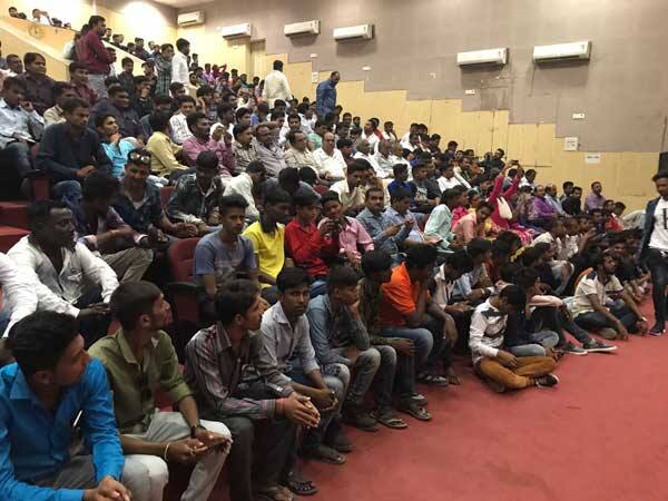 આજે ગાંધીનગરના આંબેડકર હોલ ખાતે પાટીદાર યુવા સ્નેહ મિલનના નામે ભાજપ સમર્થિત કાર્યક્રમ યોજવામાં આવ્યો હતો. જેમાં વરૂણ પટેલ અને રેશમા પટેલ સાથે ભાજપના પાટીદારોને આમંત્રણ આપવામાં આવ્યું હતું. 