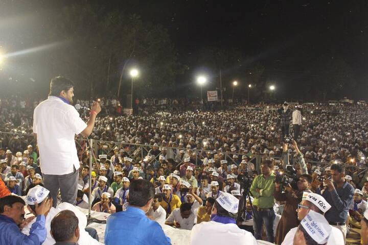 ભાજપ મહાચોર છે, કૉંગ્રેસ ચોર મહાચોરને પાડવા ચોરનો સહારો લેવો પડશે તો લઈશું આ પ્રકારનું નિવેદન હાર્દિક પટેલે માંડલ ખાતે જનમેદનીને સંબોધન કરતા આપ્યું હતું.