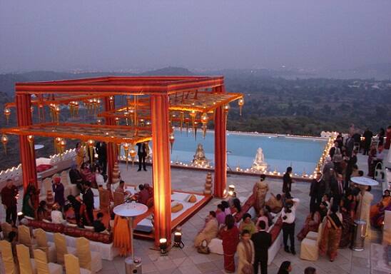  એક અનુમાન મુજબ, ભારતમાં એક એવરેજ વ્યકિત લગ્ન પર પોતાની કુલ સંપત્તિનો પાંચમો ભાગ ખર્ચ કરે છે. નવેમ્બરમાં લગ્નની તૈયારી કરી બેસેલા ઘણા પરિવાર બજેટ વધ્યા બાદ પોતાના ખર્ચ પર ફરીથી નજર નાખી બજેટ ઓછું કરવાનો પ્રયત્ન કરી રહ્યા છે. એસોચેમે જણાવ્યું છે કે, ભારતમાં ગોવાના બીચ અને રાજસ્થાનના ફોર્ટ ડેસ્ટિનેશન વેડિંગ માટે પહેલી પસંદ રહે છે. વિદેશમાં લગ્ન કરવાની ઇચ્છા ધરાવતા લોકોની પહેલી પસંદ બાલી અને દુબઈ છે. ભારતની વેડિંગ ઇન્ડસ્ટ્રી વાર્ષિક ૨૫થી ૩૦ ટકાનો વધારો નોંધાવી રહી છે.