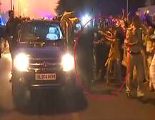 વડોદરામાં રોડ શો દરમિયાન મોદી પર બંગડીઓ ફેંકનાર કોણ છે આ મહિલા? જાણો