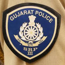 ઉપરાંત સરકારી કર્મચારીઓની ફીકસેશન પ્રથા દૂર કરો અથવા નેતાઓને ફીકસેશન આપો નહિ તો પોલીસ આંદોલન કરી હકક માંગશે. પોલીસની માંગણીઓ નહિ સ્વીકારાય તો આવનાર 2017 ના ઇલેક્શન સરકાર પરીણામ ભોગવવા તૈયાર રહે, તેવી ચિમકી પણ ઉચ્ચારાઇ છે.