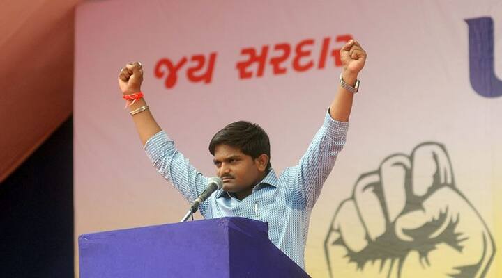 સૂત્રો પાસેથી મળતી માહિતી પ્રમાણે હાર્દિક પટેલ ખુલ્લેઆમ કોંગ્રેસનું સમર્થન કરી શકે તેમ નથી. કારણ કે હાર્દિકનો પુરો સમાજ અત્યારે ભલે ભાજપ સાથે ન હોય પરંતુ તે કોંગ્રેસ સાથે પણ નથી. પાટીદારોમાં યુવા અને વડીલો વચ્ચે મતભેદ છે. એવામાં હાર્દિકને જ્યાં સુધી સમાજનું સંપૂર્ણ સમર્થન ન મળે ત્યાં સુધી તે કોંગ્રેસને ટેકો જાહેર નહી કરે.