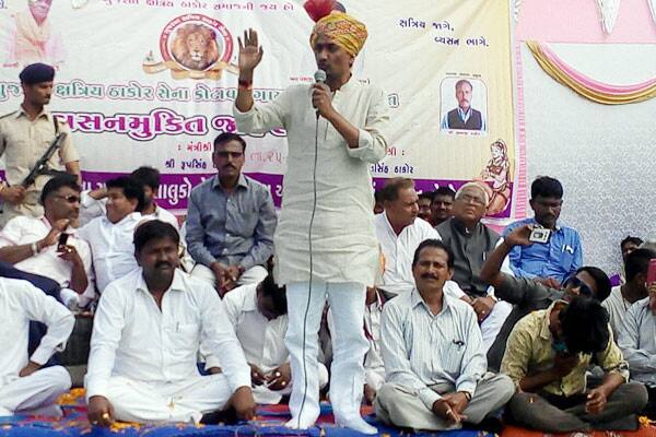 કોંગ્રેસ કે અલ્પેશ ઠાકોર દ્વારા કોઈ પણ પ્રકારની સોદાબાજીનો ઈન્કાર કરાયો છે. અલ્પેશ ઠાકોરે તો એમ પણ કહ્યું છે કે, ગુજરાત વિધાનસભામાં કોંગ્રેસની જીત પછી રાજ્યના સીએમ કે ડેપ્યુટી સીએમ મને કે મારા પિતા ખોડાજી ઠાકોરને બનાવવાની કોઇ શરત મેં કોંગ્રેસ સમક્ષ મૂકી નથી. હું બિનશરતી રીતે કોંગ્રેસમાં જોડાયો છું.