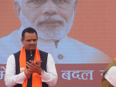  જોકે મે ના પાડતા જીતુભાઇ ઉશ્કેરાઇ ગયા હતા અને ધમકી આપી કેસમાં ફિટ કરવાનું જણાવ્યું હતું. પછી ઇચ્છા વિરુદ્ધ ભાજપનો ખેસ પહેરાવી દીધો હતો અને ગાડીમાંથી 10 લાખ રૂપિયા રોકડા આપ્યા હતા. પછી મે મારા મિત્ર ભાવેશને વાત કરી પ્રેસ કોન્ફરન્સ કરી કરતૂત ખુલ્લી પાડી હતી.