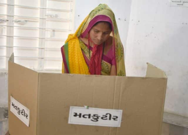 તમામ બેઠકો પર એક પોલિંગ બૂથ પર મહિલા સ્ટાફ રહેશે. 182 પોલિંગ બૂથ પર સંપૂર્ણપણે મહિલા સ્ટાફ તહેનાત રહેશે. મતદાન કેન્દ્ર પર 100 ટકા રેમ્પ લગાવવામાં આવશે. ઇવીએમ વિશે જાણકારી માટે ગુજરાતી ભાષામાં ગાઇડલાઇન અપાશે.