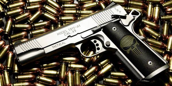 ગાંધીનગરઃ ગુજરાત વિધાનસભા ચૂંટણીઓની તારીખની જાહેરાત કરી દેવામાં આવી છે.9 અને 14 ડિસેમ્બરના રોજ એમ બે તબક્કામાં મતદાન થશે. ભાજપ અને કોગ્રેસ એમ બંન્ને પક્ષના અનેક નેતાઓ પોતાના રક્ષણ માટે હથિયારોનું લાયસન્સ ધરાવે છે. ગુજરાત વિધાનસભા ૨૦૧૨ની ચૂંટણીમાં ઉમેદવારી પત્ર સાથે સોંગદનામામાં નવ ધારાસભ્યોએ પોતાની પાસે હથિયાર લાયસન્સની માહિતી આપી છે સાથે તેઓની પાસે કેવા પ્રકારના હથિયાર છે તેની પણ વિગતો તેમણે આપેલી છે.