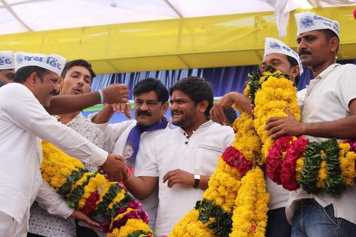 એક તરફ ભાજપ સરકાર દાવો કરી રહી છે પાટીદારો સામે નોંધાયેલા તમામ પોલીસ કેસ પાછા ખેંચી લેવામાં આવ્યા છે, પણ હાર્દિક સામેના સામાન્ય કેસ પણ પાછા નથી ખેંચાયા તેથી ભાજપના દાવા ખોખલા સાબીત થઈ રહ્યા છે. ભાજપ હાર્દિક પર દબાણ પેદા કરવા તેની સામેના કેસ પાછા નથી ખેંચતી તે પણ સાબિત થયું છે.