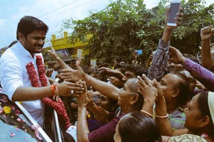 રાજ્ય સરકાર દ્વારા તમામ પોલીસ કેસો પાછા ખેંચી લેવામાં આવ્યા હોત તો તે અંગે નિયમ પ્રમાણે કોર્ટને પણ જાણ કરી દેવામાં આવી હોત, પણ તેવું થયુ નથી. જેના કારણે વિસનગરમાં તોડફોડના કેસમાં છેલ્લી ત્રણ મુદતથી ગેરહાજર રહેનાર હાર્દિક અને લાલજી સામે વોંરટ ઈસ્યુ કરવામાં આવ્યું હતું.