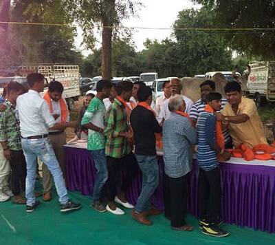 અલ્પેશ ઠાકોરની ક્ષત્રિય ઠાકોર સેનામાં જોડાયેલા ઠાકોર સમાજનાં યુવાનો અલ્પેશ પટેલનો પડ્યો બોલ જીલવા તૈયાર રહેતા હતા. ગાંધીનગર જિલ્લામાં હવે માહોલ બદલાઇ રહ્યો છે. ગુરૂવારે કલોલનાં રામનગર પાસે સ્થાનિક ભાજપનાં આગેવાન બળદેવજી અંબારામ ઠાકોરનાં ફાર્મ હાઉસમાં યોજાયેલા ભાજપનાં કાર્યક્રમમાં 250 જેટલા ઠાકોર સમાજનાં યુવાનોએ કેસરીયો ધારણ કરીને ભાજપમાં પ્રવેશ કર્યો હતો.