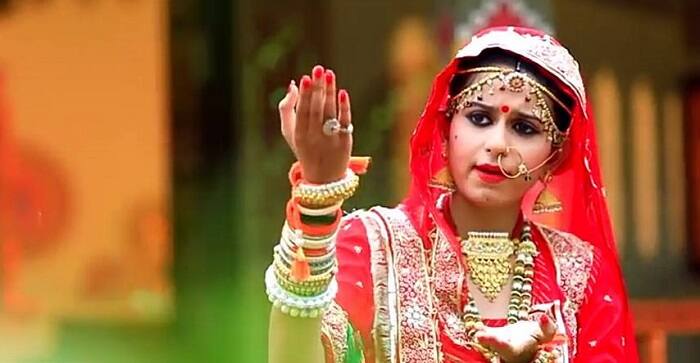 અમદાવાદ: કિંજલ દવેને ચાર-ચાર બંગડીવાળા ગીતને કારણે ભલે દેશ-વિદેશમાં નામના મળી હોય, પણ તેના ૧૦૦ જેટલા ગુજરાતી આલ્બમ બહાર પડી ચુકયા છે અને તેમાંના અનેક આલ્બમ હિટ પણ થયા છે. કિંજલ એક નવા લૂકમાં જોવા મળી રહી છે. કિંજલની કારકિર્દીના ઘડતરમાં અને સફળતાની ટોચ સુધી પહોંચાડવામાં કોઇનો ફાળો હોય તો તે એમના પિતા લાલજીભાઇ દવે અને તેમના ખાસ મિત્ર મનુભાઇ રબારીનો છે. મનુભાઇ પોતે ગુજરાતી ગીતોના લેખનમાં મોટું નામ ધરાવે છે અને ચારેક હજાર ગીતો તેણે આલ્બમ માટે તેમજ આઠેક ફિલ્મો માટે લખ્યા છે. ‘ચાર-ચાર બંગડીવાળું’ ગીત પણ તેમણે જ લખ્યું હતું. 