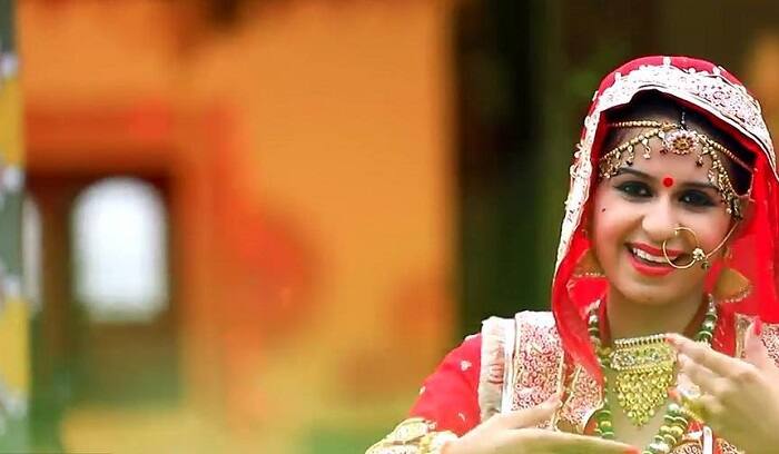 કિંજલનાં પિતા પહેલેથી સંગીત સાથે સંકળાયેલા હતાં. કિંજલ સમજણી થઇ ત્યારે પિતાને ભજનોના કાર્યક્રમો કરતાં, શેરીમાં યોજાતી ગરબીઓમાં ગાવા જતાં જોતી હતી. તેમને જોઇને જ તેને સંગીત પ્રત્યે રસ જાગ્યો અને આ ક્ષેત્રમાં આગળ વધી. પિતા લાલજીભાઇ એક સમયે હીરા ઘસવાનું કામ કરતાં હતાં. પહેલેથી જ તેઓ મિત્ર મનુભાઇ રબારી સાથે મળીને ગીતો પણ લખતા હતાં.