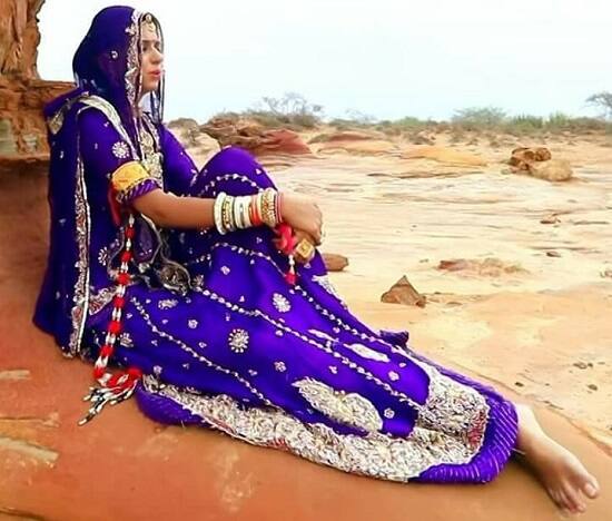 કિંજલ નાનપણમાં જ ગાયન ક્ષેત્રે આગળ વધી ગઇ હતી. પિતા સાથે બાઇક પર બેસી દુર-દુરના ગામોમાં કાર્યક્રમો આપવા જતી હતી. તેમના પપ્પાના મિત્ર મનુભાઇ રબારી કે જે ઉત્તર ગુજરાતના ખુબ સારા ગીત લેખક છે અને તેમણે સારા-સારા નામી કલાકારો માટે ગીતો લખ્યા છે.
