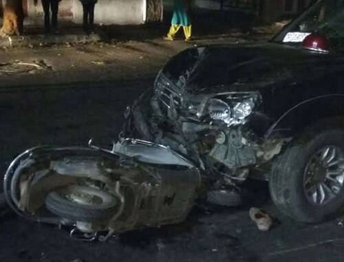 ગાડી ડિવાઈડર કૂદીને સામે છેડેના રોડ તરફ પહોચી જતા રોંગ સાઈડ પર દારૂડિયો ગાડી હંકારવા લાગ્યો હતો. જેમાં સામેથી આવી રહેલા ત્રણ રાહદારીઓ અડફેટે ચઢ્યાં હતાં. વેપારી રાજેશ મહેશ્વરીએ આ ઘટના અંગે પોલીસ ફરિયાદ નોંધાવા તજવીજ હાથ ધરી છે.