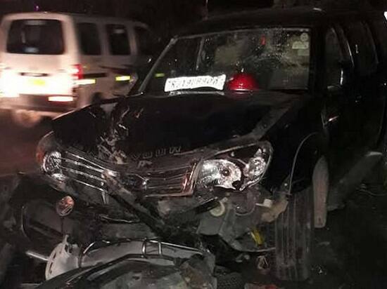 આ ઘટના ગુરુવારના રોજ રાતે 8 થી 8:30ની વચ્ચે બનવા પામી છે. એક વ્યક્તિ પાર્ક કરેલી ગાડી લૂંટીને ભાગ્યો હતો, જેમાં તેને 3 રાહદારીને અડફેટે લીધા હતા. જોકે સદનસીબે કોઈને ગંભીર ઈજા થવા પામી નથી. ગાડી લૂંટી જનારા વ્યક્તિએ દારૂ પીધો છે કે કેમ તે અંગે સિવિલમાં ડોક્ટરો તપાસ કરી રહ્યાં છે.