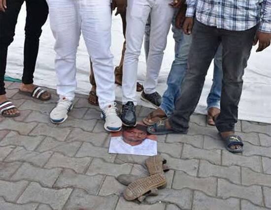 તેમ છતાં હાર્દિક એવું કયે છે કે આખો પાટીદાર સમાજ એની સાથે છે અને એના કહેવાથી પાટીદાર સમાજ ૨૦૧૭ ની ચૂંટણી માં ભાજપ ને સત્તા માંથી ઉખેડી ફેંકસે અને પપ્પુ ની સરકાર બનાવશે. અમને એની આ વાત સાથે વાંધો છે. પાટીદાર સમાજ ના લોકો સમજદાર છે અને કોને મત આપવો એ સારી રીતે જાણે જ છે.