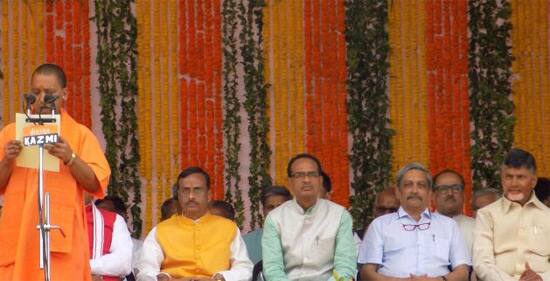 યૂપીથી યોગી આદિત્યનાથ, રાજસ્થાનથી વસુંધરા રાજે સિંધિયા, મધ્ય પ્રદેશથી શિવરાજ સિંહ ચૌહાણ, મહારાષ્ટ્રથી દેવેન્દ્ર ફડણવીસ, ગોવાથી મનોહર પર્રિકર અને છત્તીસગઢથી રમણસિંહ સહિતના ભાજપ શાસિત રાજ્યોના મુખ્યમંત્રીઓ ગુજરાતમાં વિવિધ જિલ્લાઓમાં ‘વિકાસ’નો પ્રચાર-પ્રસાર કરશે.