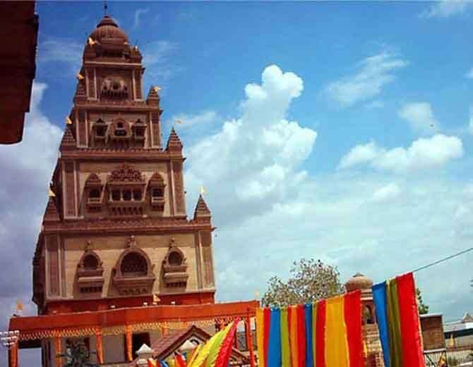 વધુમાં પીડિતાએ જણાવ્યું કે, આ વાતથી નારાજ બાબાએ તેના પતિ વિરુદ્ધ પતિની પ્રથમ પત્નીની દીકરી પાસે બળાત્કારની ફરિયાદ નોંધાવી હતી. હાલમાં પતિ જેલમાં છે. પીડિત મહિલાના કહેવા પ્રમાણે, બાબા સતત હત્યા કરવાની ધમકીઓ આપે છે