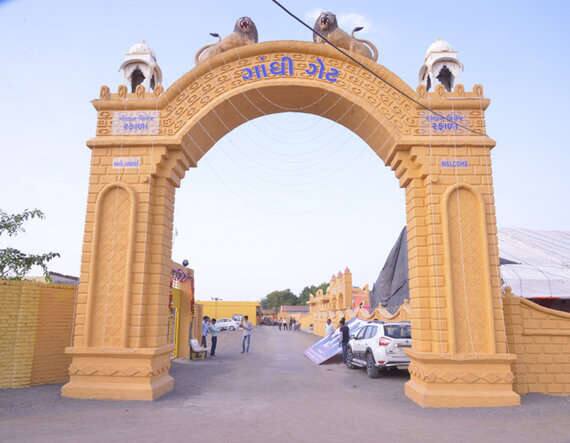 વેકરિયાએ 20 વર્ષ પહેલાં સેવેલું સપનું સાકાર કરવા રફાળાને ગોલ્ડન વિલેજ બનાવ્યું છે. તે પણ સરકારની આર્થિક મદદ વિના વિકસાવ્યું છે. તેનું ઉદ્ઘાટન જાણીતા રામકથાકાર મોરારિ બાપુ 31 ઓક્ટોબરે કરશે. આ એવું ગામ છે જ્યાં ભારતની પ્રાચીન સંસ્કૃતિ તો ખૂણે-ખૂણે દેખાય જ છે સાથે તમામ આધુનિક સુવિધાઓ પણ વિકસવવામાં આવી છે.