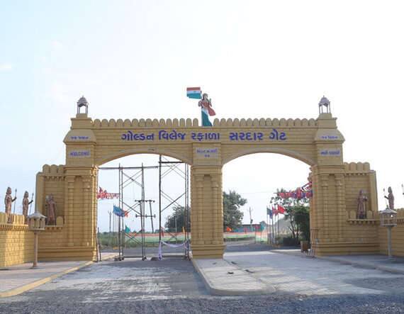 સુરત: સુરતમાં રહેતા એક વ્યક્તિએ પોતાના વતનમાં 'ગોલ્ડન વિલેજ'નું નિર્માણ કર્યું છે. સુરત પટેલ સેવા સમાજના ઉપપ્રમુખ અને ‌વિશ્વ ગુજરાતી સંસ્થા સાથે જોડાયેલા સવજીભાઇ વેકરિયા મૂળ અમરેલી જિલ્લાના બગસરા તાલુકામાં આવેલા રફાળા ગામના વતની છે. તેમણે રફાળામાં ગેટ વે ઓફ ઈન્ડિયા, લાડલી ભવન, સરદાર ગેટ, ગાંધી ગેટનું નિર્માણ કર્યું છે. 