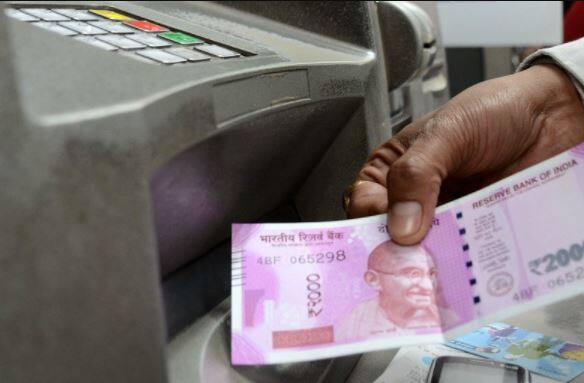  આ પૂરા પ્રકરણમાં બ્રાન્ચ મેનેજર સંકટા પ્રસાદ મિશ્રે જણાવ્યું કે, શરૂઆતી તપાસમાં સામે આવ્યું છે કે, એટીએમની કેસેટમાં ગડબડ થઈ છે. 100ને બદલે 500 અને 2000 હજારની નોટો પડી ગઈ છે. એટીએમમાં પૈસા નાખનારાની ભૂલને કારણે આવું થયું છે. અત્યારે, ATMમાંથી કેટલા રૂપિયા ઉપડ્યાં છે તેની તપાસ થઈ રહી છે.