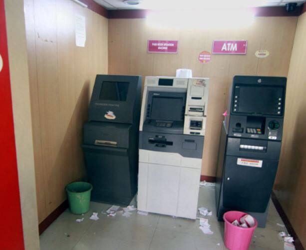  તપાસ પૂર્ણ થયા બાદ પૈસા ઉપાડનારાઓ પાસેથી રિકવરી કરવામાં આવશે. શરૂઆતી તપાસમાં એટીએમમાંથી 25 હજારથી વધુ રૂપિયા ઉપડ્યા હોવાની વાત સામે આવી છે. જ્યારે ચોક્કસ કેટલી રકમ ઉપડી છે તે તપાસ પૂર્ણ થયા બાદ સામે આવશે.