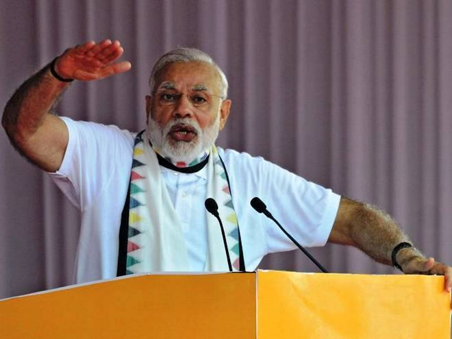  એ વાતમાં કેટલું તથ્ય છે તેની ખબર નહીં પરંતુ એક વાત હંમેશા માર્ક કરવામાં આવી છે કે મોદી જયારે અડધી બાંયનો કુર્તો પહેરે ત્યારે તો ઠીક કે દોરો લોકોને દેખાય પરંતુ જયારે તેઓ ફૂલ સ્લિવ કુર્તો પહેરે છે ત્યારે સતત ડાબા હાથથી જમણી સ્લિવને ઉપર ચઢાવે છે અને પેલો કાળો દારો દેખાતો રહે છે.