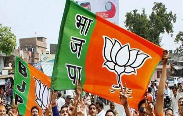 ગુજરાત વિધાનસભાની ચૂંટણીમાં વિજય મેળવવા એ ભાજપ માટે પ્રતિષ્ઠાનો પ્રશ્ન છે. 2017ની ચૂંટણી પહેલા ભાજપ હાઈકમાન્ડ દ્વારા ઉમેદવારોની પસંદગીમાં આકરા માપદંડ અપનાવવામાં આવે તેવી શક્યતા છે. જોકે નો રિપિટ થિયરી, વધુ ઉંમર, બિમારી કે પછી પર્ફોમન્સના આધારે કેટલાંક ધારાસભ્યોની ટિકિટ કપાય તે નક્કી કરવામાં આવ્યું છે પણ ધારાસભ્યની ટિકિટ કપાય તો તેના બદલામાં તેમના પુત્રોને ટિકિટ અપાવવા માટે દોડધામ લગાવી રહ્યા છે કે પછી રાજકીય વારસો પરિવારમાં સચવાય તેની કવાયત હાથધરવામાં આવી છે. ભાજપના પાંચથી વધુ ધારાસભ્યો તેમની બેઠક ઉપર તેમના પુત્રને ટિકિટ અપાવી શકે છે કે પછી તેમના બદલા તેઓ પુત્રનો ટિકિટ માટે આગળ કરી શકે તેમ છે તેવી ચર્ચા ચાલી રહી છે. 