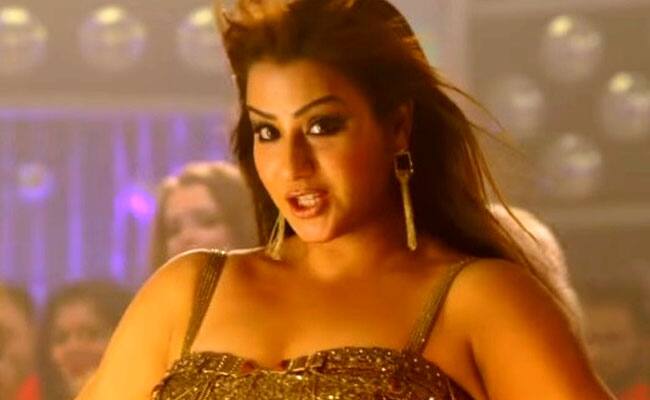 29 વર્ષની શિલ્પા આ શોમાં અંગૂરીભાભીનો રોલ ભજવતી હતી. શિલ્પાના જણાવ્યા મુજબ પ્રોડ્યુસરોએ તેને બીજા કોઈ શોમાં કામ ન કરવાના કૉન્ટ્રૅક્ટ પર સહી કરવા કહ્યું ત્યારથી સમસ્યાઓની શરૂઆત થઈ હતી. રશ્મિ દેસાઈ અચાનક આ શો છોડી ગઈ હતી અને તેમને જરૂર હતી ત્યારે શિલ્પાએ આ રોલ સ્વીકાર્યો હતો.