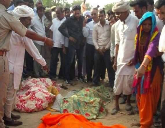 જયપુરઃ રાજસ્થાનના શાહપુરામાં લગ્ન સમારંભ દરમિયાન અચાનક0 વીજળીનું થ્રી ફેઝ ટ્રાન્સફોર્મર ફાટતાં 14 લોકોનાં મોત થયા હતા. જ્યારે 24 લોકો ઇજાગ્રસ્ત થયા હતા. મૃતકોમાં બે બાળકો અને છ મહિલાઓનો સમાવેશ થાય છે. દાઝી ગયેલા લોકોને જયપુરની એસએમએસ હોસ્પિટલમાં દાખલ કરાયા હતા.