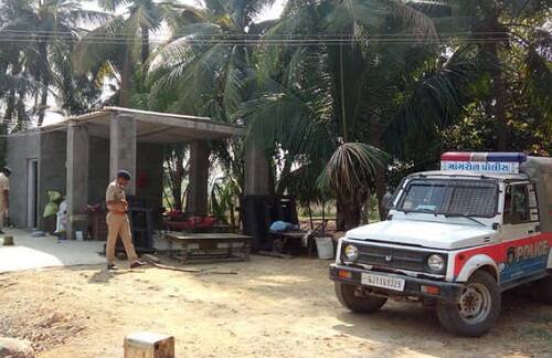 ચારેયનાં મૃતદેહોને પીએમ માટે સરકારી હોસ્પિટલે લવાયા હતા. જ્યાં ડો. મહિડા, ડો. કરમટા, ડો. પાવટીવાલા અને ડો. ગરીબાની પેનલે પીએમ કર્યુ હતુ. જોકે, મૃતકોનાં પરિવારજનોએ આરોપીઓ ન ઝડપાય ત્યાં સુધી લાશ સ્વીકારવાનો ઇન્કાર કર્યો હતો. પરંતુ પોલીસ અને આગેવાનોની સમજાવટથી પોલીસ બંદોબસ્ત વચ્ચે ચારેયની અંતિમવિધી કરાઇ હતી.