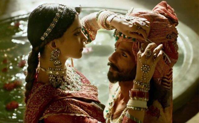 જણાવી દઈએ કે, ચિત્તોડગઢની મહારાણી પદ્માવતી પર આધારિત સંજય લીલા ભંણસાલીની ફિલ્મ પહેલી ડિસેમ્બરે રિલીઝ થવાની છે ત્યારે ફિલ્મને લઈને રાજપૂત કરણી સેના વિરોધ કરી રહી છે. કરણી સેનાના સંરક્ષક લોકેન્દ્ર સિંહનું કહેવું છે કે પદ્માવતીને અલાઉદ્દીનની પ્રેમિકા તરીકે રજૂ કરવામાં આવી છે પણ ઈતિહાસને લઈને લખવામાં આવેલી પુસ્તકોમાં તેનો કોઈ જ ઉલ્લેખ નથી. 