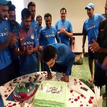રાજકોટઃ ટીમ ઇન્ડિયાના ખેલાડીઓએ કોહલીના જન્મદિવસની કરી ઉજવણી, જુઓ તસવીરો 