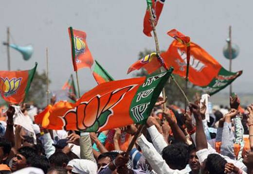 બુકીઓનું કહેવુ છે કે, ગુજરાતની ચૂંટણીને લઈને લોકો સટ્ટો લગાવવામાં ભારે રસ દાખવી રહ્યા છે. સટ્ટાબજારનું માનવુ છે કે આવતા દિવસોમાં હજારો કરોડનો સટ્ટો ચૂંટણી પર લાગશે. ચૂંટણી દરમિયાન સટ્ટાબજાર ઘણુ સક્રીય રહેતુ હોય છે. ક્રિકેટના મેચો દરમિયાન ગુજરાતના બુકીઓ ભારે સક્રીય રહેતા હોય છે.